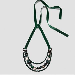 Velvet necklace with pearls